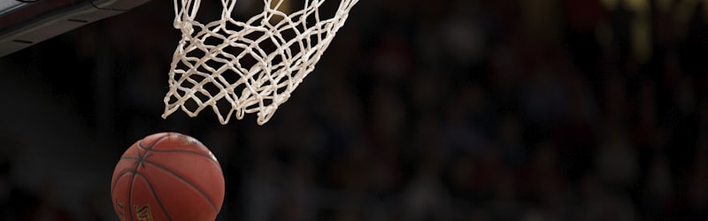 NBA季后赛激烈对抗中球员上篮精彩瞬间