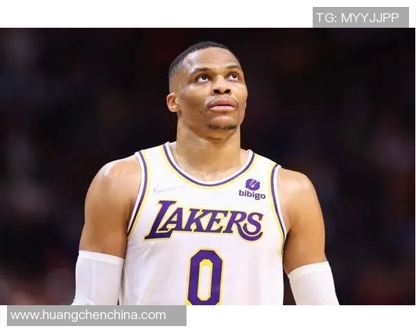 湖人拉塞尔·威斯布鲁克：从无保障合同到NBA三双纪录逆袭